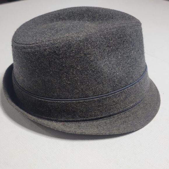 The Hatter Company Banded Fedora. 22 inches around inside. M/L. Grey - Picture 4 of 8